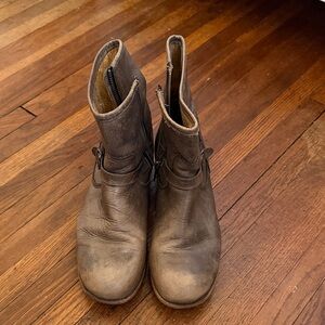 Frye Lynn 76104 Strap Short Leather Zipper Boots (Distressed Brown) Size 9.5